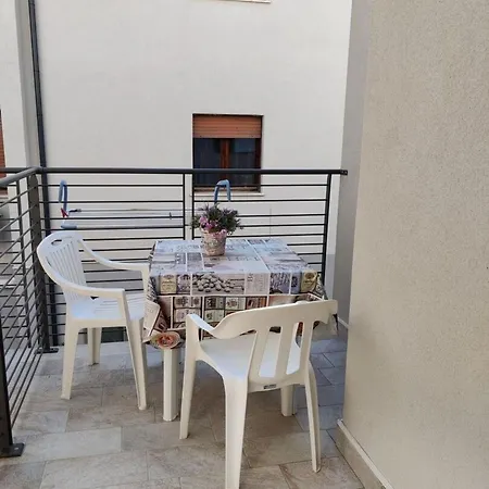 Awaits In A Comfortable 3 Bdr Apartment *